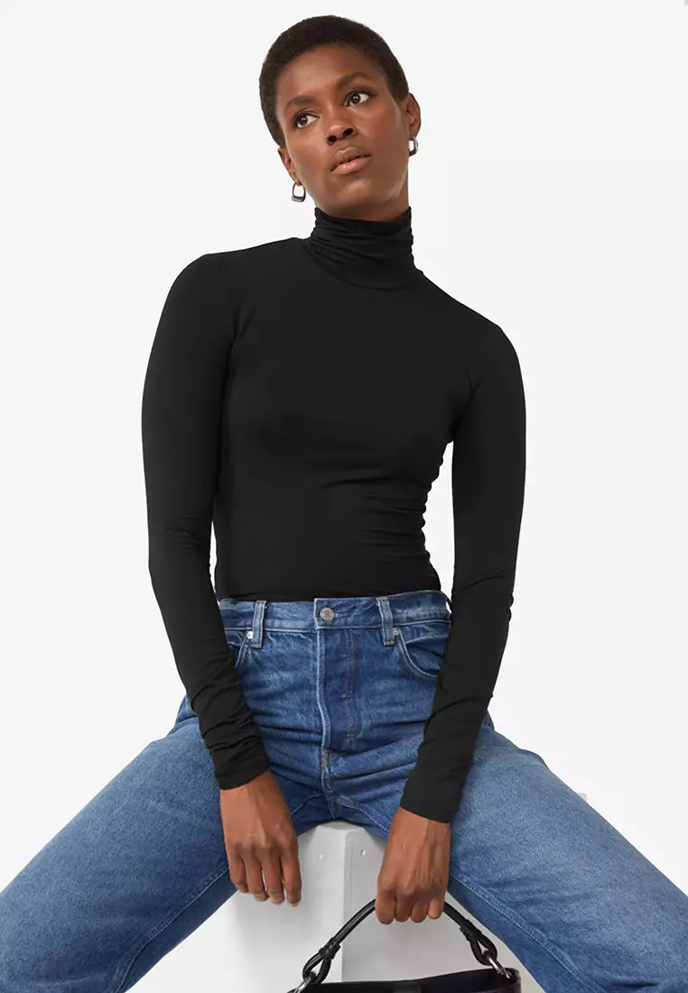 Turtleneck shirts should be avoided [zalora]