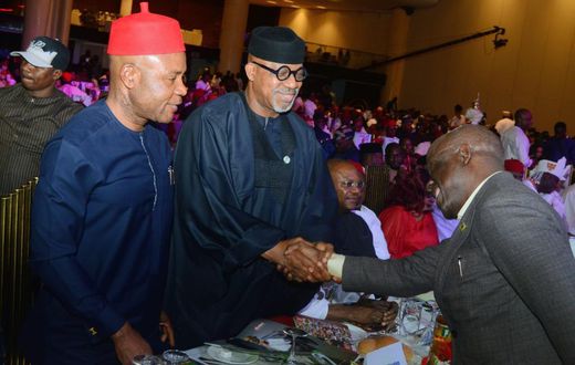 L-R: Enugu State Governor, Peter Mbah; Ogun State Governor Dapo Abiodun in handshake with Mr. Gbenga Komolafe winner of The Sun Public Service Award in Lagos. [TheSun]