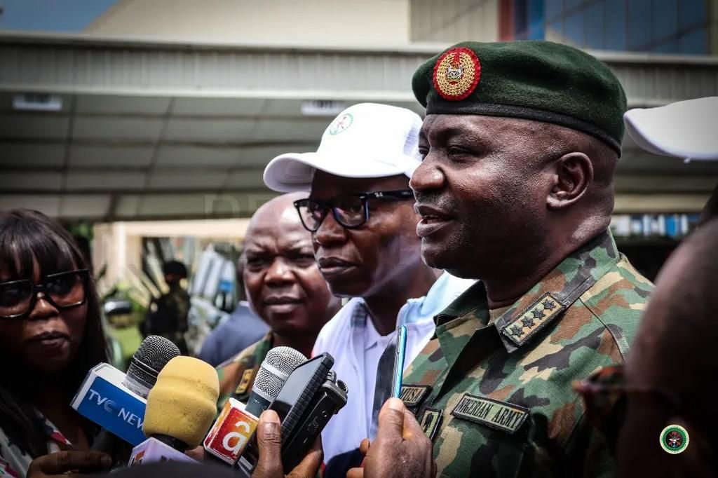 L’ascesa di un gruppo jihadista strettamente legato alle organizzazioni terroristiche in Mali e Niger pone significative sfide alla sicurezza nella regione. L