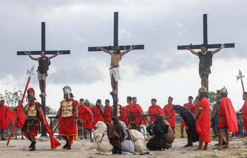 Re-enactment of Jesus' crucifixion in the Philippines [PAP]