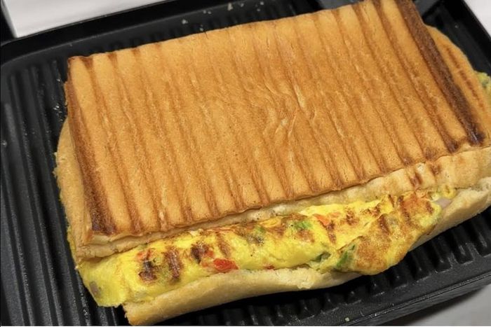 Agege bread Omelette [Kiki Foodies]