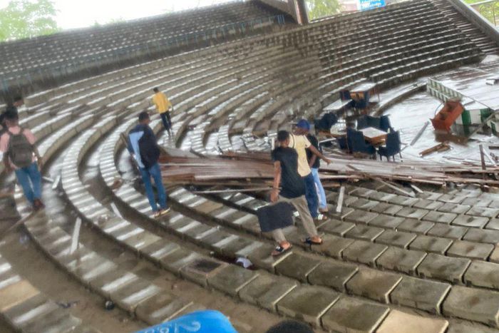 OAU amphitheatre ceiling falls, injures students [Twitter:IfeCampus]