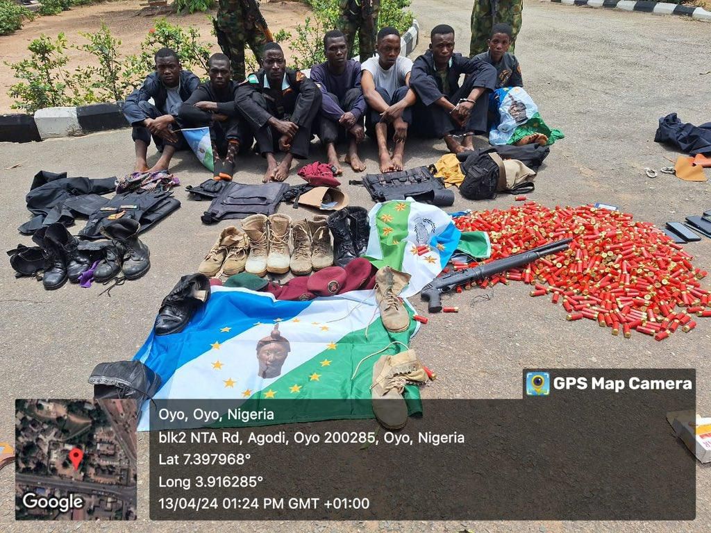 Suspected Yoruba nation agitators invade Oyo govt secretariat in army uniform  [Twitter:@HQNigerianArmy]