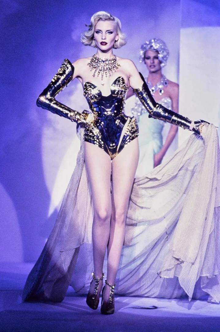 The outfit debuted in 1995 [Vogue]