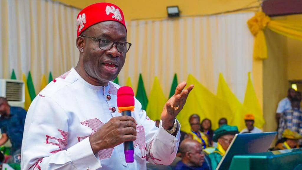 Num clima de crescente insegurança, o governador do estado de Anambra, na Nigéria, alerta contra a deriva da luta pela independência para o crime organizado. Ele enfatiza que o dinheiro e a violência tomaram conta do ideal de libertação e apela à ação coletiva para combater o crime. O programa “Udo Ga Chi” visa restaurar a paz com medidas de vigilância e iniciativas de amnistia. O apelo é feito às comunidades e líderes para combaterem esta ameaça interna e reafirmarem a soberania do Estado de Anambra.