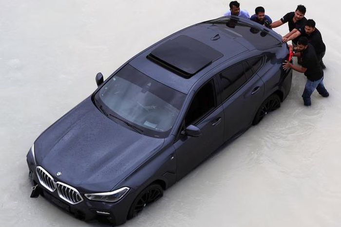 Flooded street of Dubai [PAP]