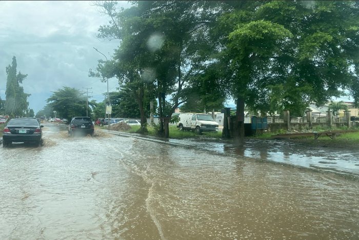 A road in Oko filling situated around LASU-Isheri road flooded with water.