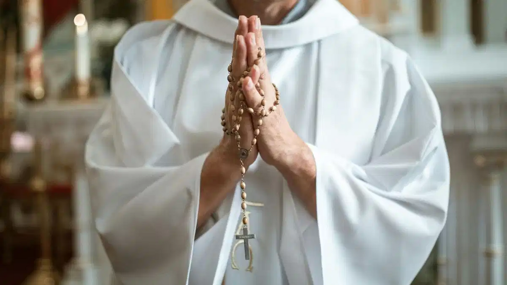 Reverend Lawrence Kozak stole church funds for his addiction [news9live]