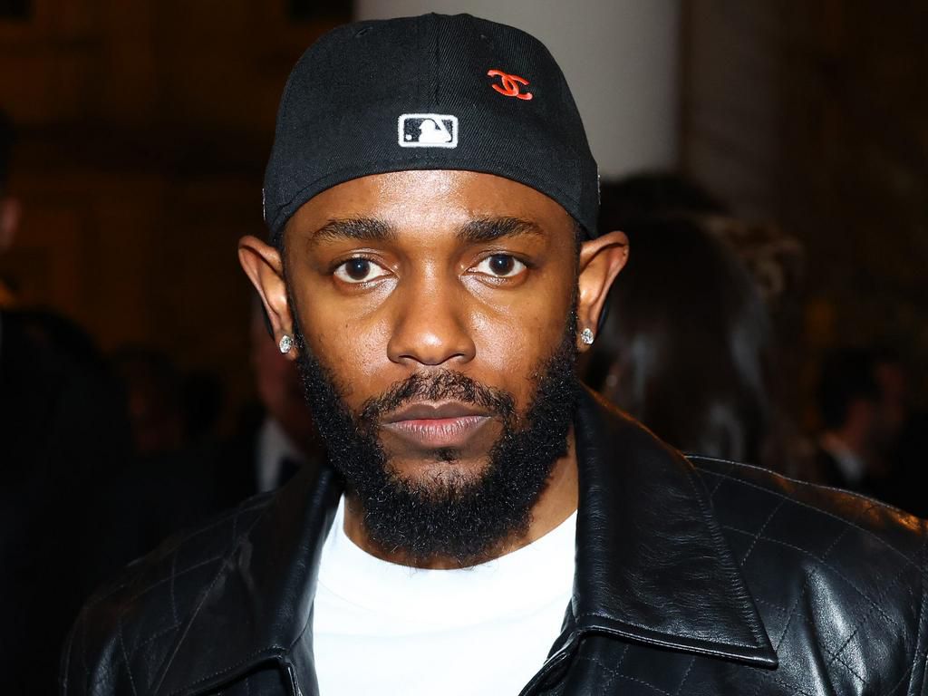 肯德里克·拉马尔 (Kendrick Lamar) 的新专辑“GNX”的意外宣布震惊了音乐界。这个大胆的项目提供了 12 首曲目，其中包括“Heart 6”，以其艺术品质和对 Drake 的挑战而闻名。肯德里克被评为年度说唱歌手凸显了他对嘻哈界的影响。 《GNX》邀请听众在一个神秘的、承诺意义深刻的信息中“见证派对的结束”。选择不包括 Drake diss 曲目凸显了嘻哈音乐中竞争的复杂性。通过突破音乐界限，肯德里克·拉马尔凭借“GNX”再次确立了自己作为当代音乐界无可争议的偶像的地位。
