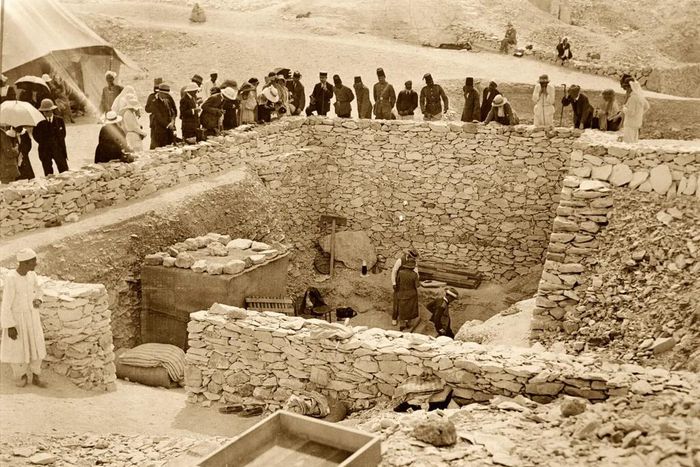 Outside the tomb of Tutankhamun during the 1922 excavation in the Valley of the Kings in Egypt [Getty]