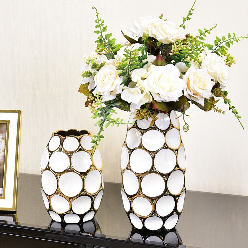 These Flower Vases Instantly Upgrade Any Living Room (Without Doing a Full Redecoration)