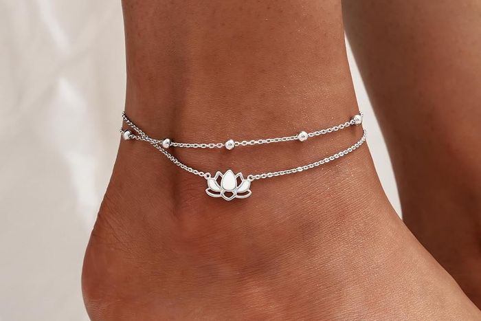 Spiritual significance of silver anklets [amazon]