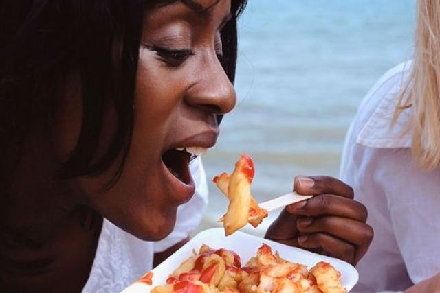 ___8335938___2018___5___3___16___black-woman-eating-fast-food-bad-16x9