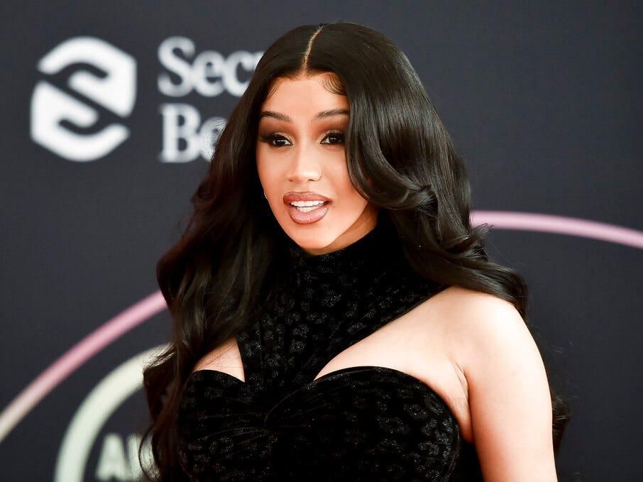 Nakala hiyo inaangazia tabia ya ujasiri ya Cardi B katika kudai kujistahi kwake na kujiamini. Licha ya viwango vya kawaida vya urembo, rapper huyo anaangazia sifa zake za kina na za maana, akiwaalika wanawake kuamini katika uwezo wao wenyewe. Mfano wake huwatia moyo watu kudai thamani yao na kusitawisha kujiamini, bila kujali maoni ya wengine.