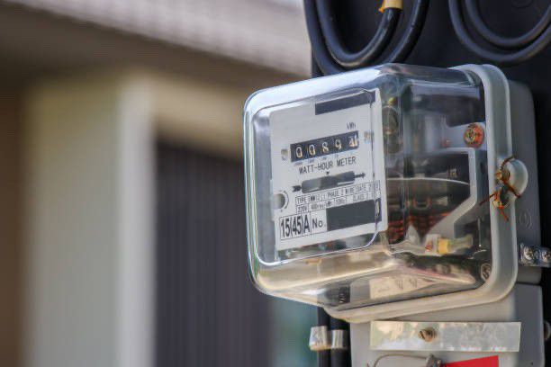 O artigo destaca o aumento dos preços dos contadores de electricidade na Nigéria, suscitando preocupações entre os consumidores sobre a sua acessibilidade. Os testemunhos dos residentes destacam os desafios financeiros que enfrentam. Alguns apelam à intervenção do governo para garantir tarifas acessíveis. Esta situação realça a necessidade de uma abordagem mais inclusiva para garantir o acesso à electricidade para todos.