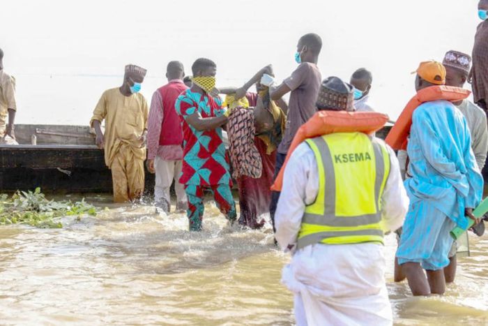 Rescue operation after a boat mishap in Niger State [Daily Trust]
