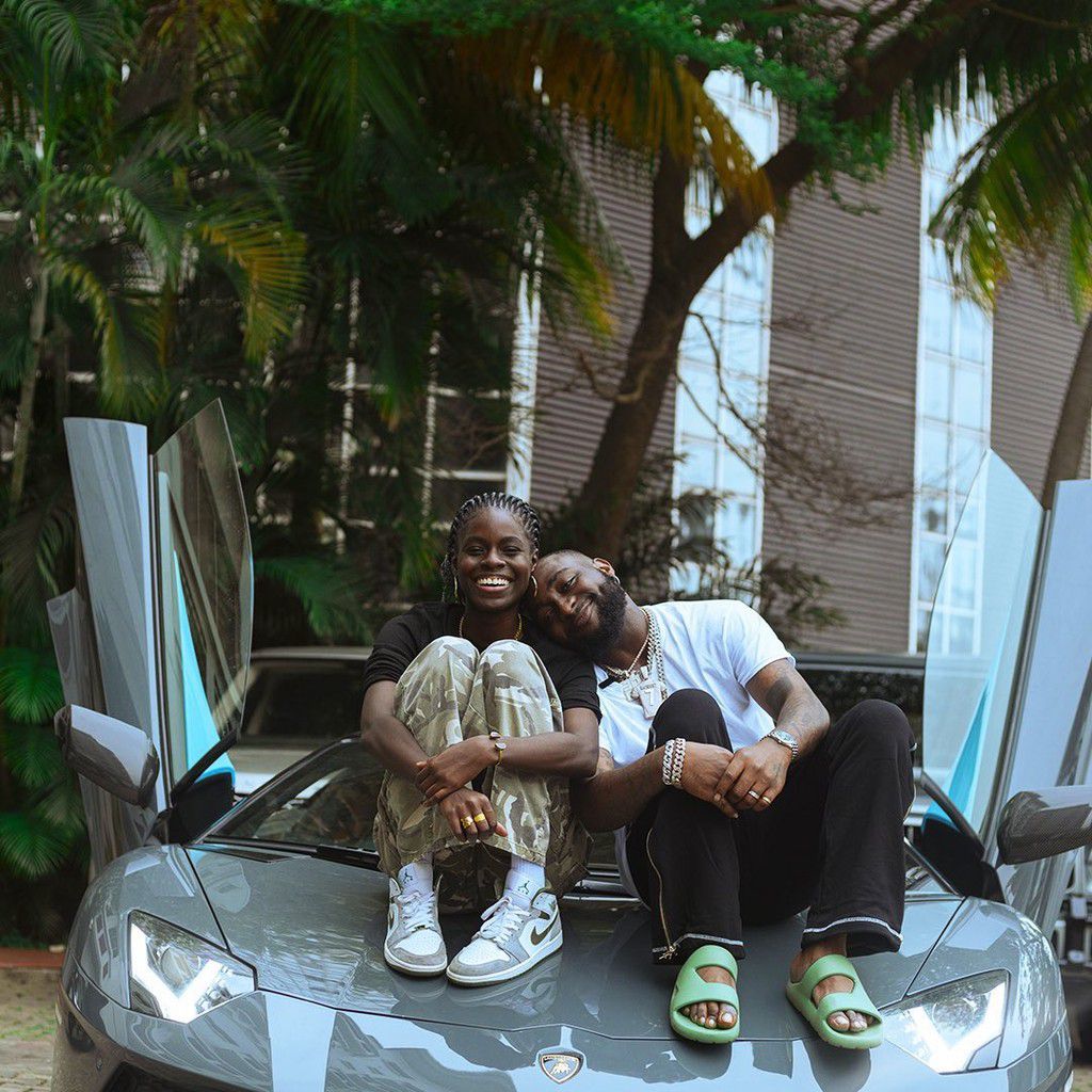 记者 Fatshimetrie 分享了他对艺术家 Davido 的采访摘录，引发了他的追随者的兴奋。然而，歌手团队在最后一刻拒绝发布视频，这让法特什梅特里感到沮丧。达维多的粉丝和其他艺术家的不同反应在网上引起了争议。 Fatshimetrie 为自己的立场辩护说，如果艺术家不希望采访被广播，就不应该出现在他的节目中。