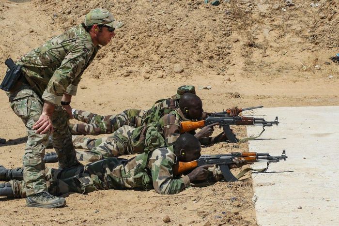 A US Army Special Forces soldier observes a Nigerian soldiers during training in Diffa, Niger, February 28, 2017.