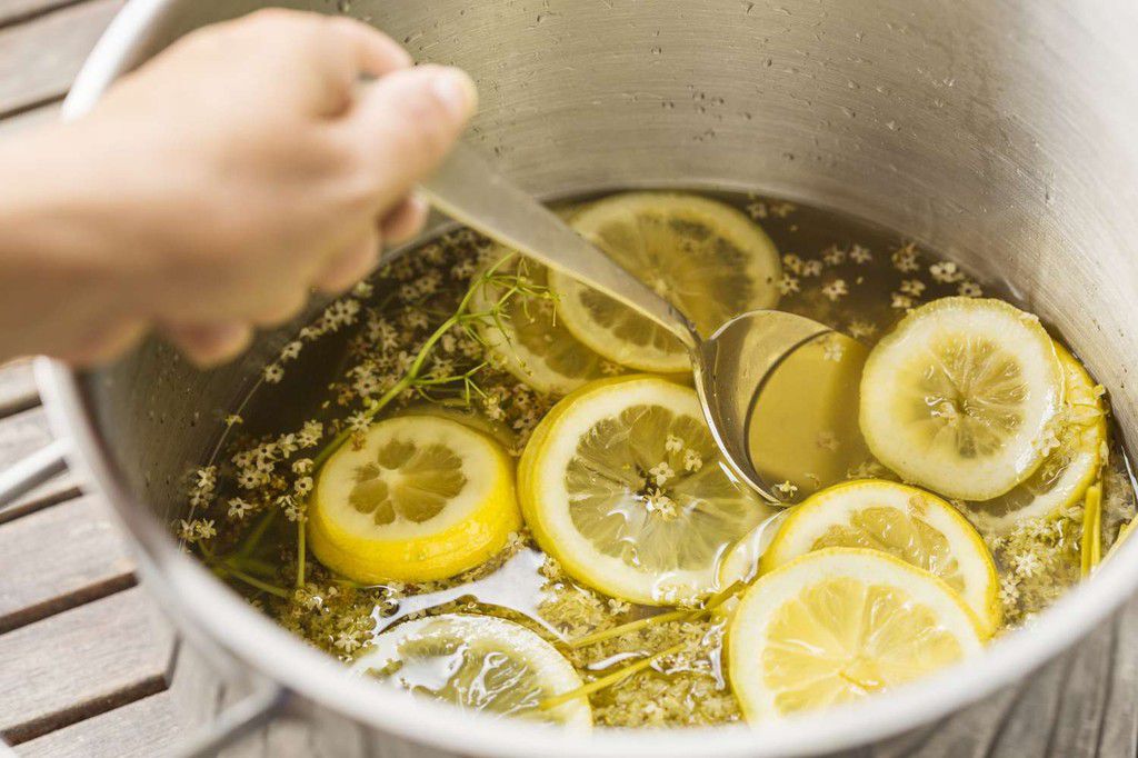 Sliced lemon water [GettyImages]