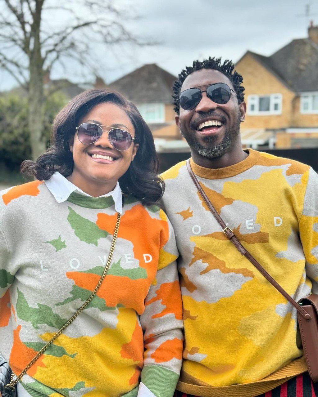 Descubre la conmovedora historia de amor entre Timi Dakolo, cantante nigeriano, y su esposa Busola. Su encuentro en una iglesia, los primeros momentos incómodos y divertidos, y su amor que supo afrontar las pruebas. Una hermosa demostración de la magia del amor, donde la constancia y la complicidad están presentes. Más allá del protagonismo musical, es una historia auténtica y cálida la que une a esta pareja inseparable.