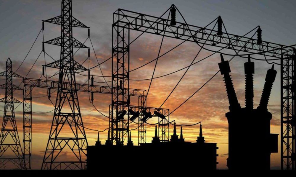 El artículo destaca la grave crisis energética en Nigeria, que tiene consecuencias devastadoras en el acceso a los servicios de salud y en la vida cotidiana de la población. La coalición Fatshimetrie denuncia la falta de electricidad que provoca pérdidas de vidas humanas y daños económicos importantes. Critica la falta de comunicación de las autoridades y pide una acción coordinada y transparente para resolver la crisis. Se destaca la urgencia de una intervención rápida y eficaz para aliviar el sufrimiento de las comunidades afectadas y restaurar cierta apariencia de normalidad.