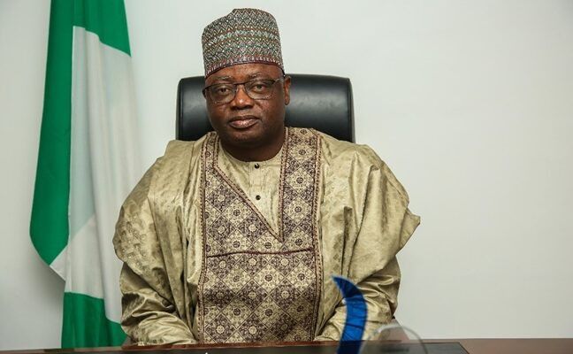Muhtasari: Shirika la Taifa la Mwelekeo (ANO) lazindua kampeni za uhamasishaji dhidi ya ugonjwa wa kupata utajiri wa haraka huko Kebbi, Nigeria. Mpango huu unaangazia umuhimu wa kufanya kazi kwa bidii na uvumilivu ili kufikia maisha yenye staha. Mkurugenzi Mkuu wa ANO, Lanre Isa-Onilu, anasisitiza dhamira ya wakala katika kupambana na jambo hili hatari. Kampeni hiyo pia inashughulikia mada mbalimbali kama vile usalama, VVU/UKIMWI, haki za binadamu na mageuzi ya kodi. Rais Bola Tinubu anahusika katika mageuzi ya kodi na uboreshaji wa usalama, akiungwa mkono na Gavana Nasir Idris wa Kebbi. Kuongeza ufahamu dhidi ya ugonjwa wa kupata-tajiri-haraka ni hatua muhimu kuelekea jamii yenye haki na maadili kwa Wanaijeria wote.