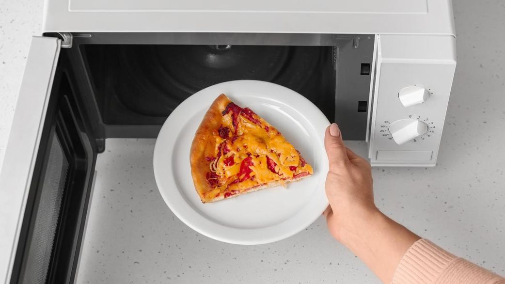 How to reheat pizza in the microwave