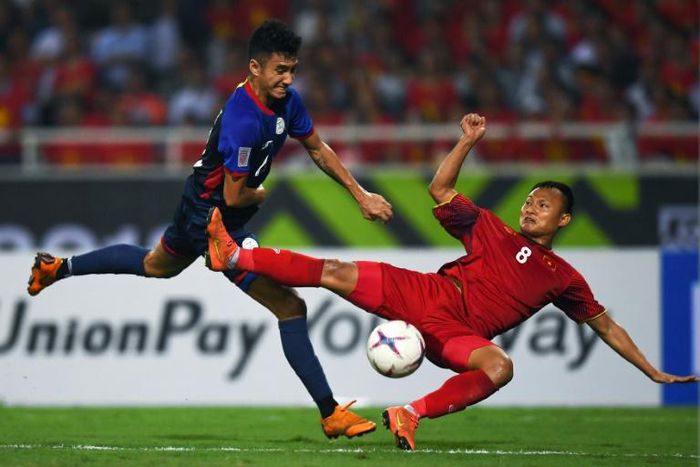 Vietnam defender Nguyen Trong Hoang (R) and Philippines forward Patrick Reichelt fight for the ball during the second leg of their AFF Suzuki Cup semifinal in Hanoi
