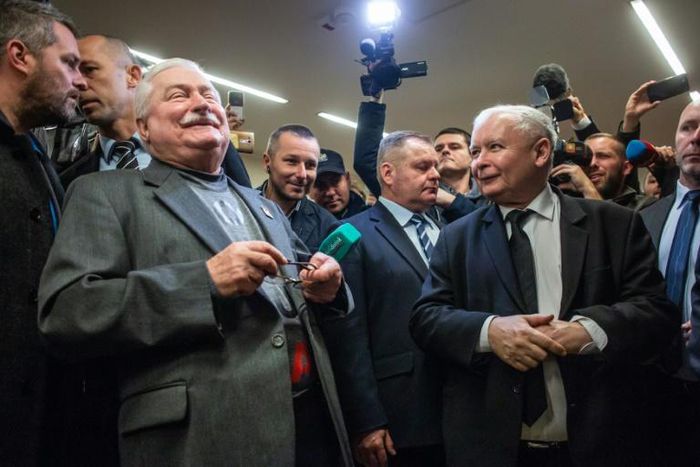 Polish arch-rivals Lech Walesa (L) and Jaroslaw Kaczynski met for the first time in years at the court in Gdansk last month