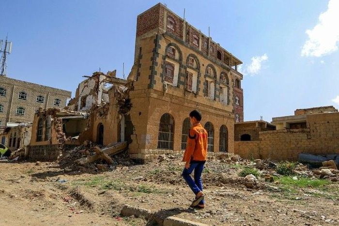 A Yemeni child walks towards a building that was reportedly destroyed in a previous Saudi-led coalition air strike in Sanaa, on September 5, 2018