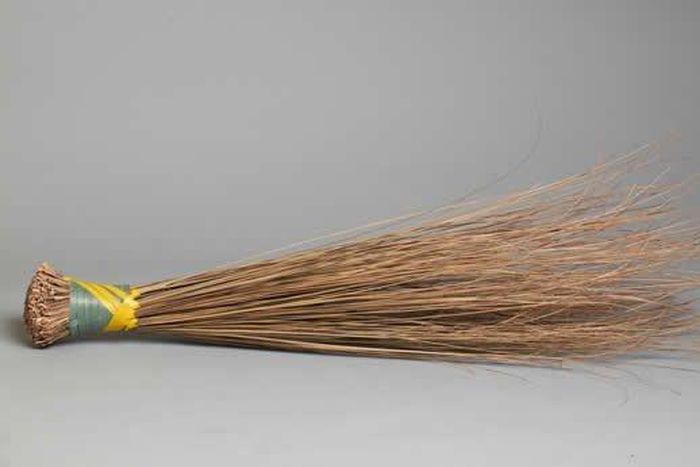 nigeria local broom (Omari on Twitter)
