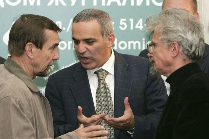 Lev Ponomaryov (L), seen in 2007 with other opposition leaders, said after his December 2018 arrest, that Russia "is gradually inching towards mass political repressions," he said, referring to the peak of Stalin-era purges