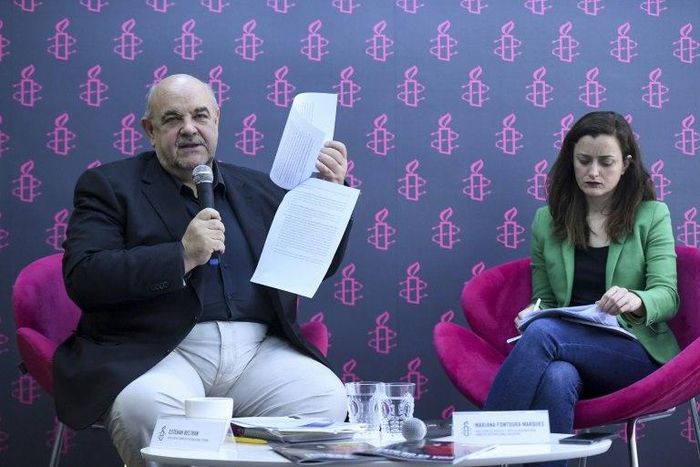 The director of Amnesty International Spain, Esteban Beltran (L), and the director of international justice policy at Amnesty International Argentina, Mariana Fontura Marques, present a report on violence in Venezuela