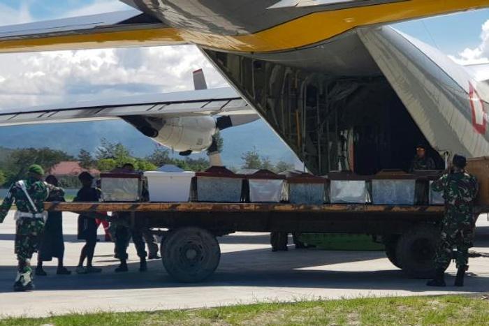 Indonesian military officers are evacuating the bodies of those killed in restive Papua to the town of Timika