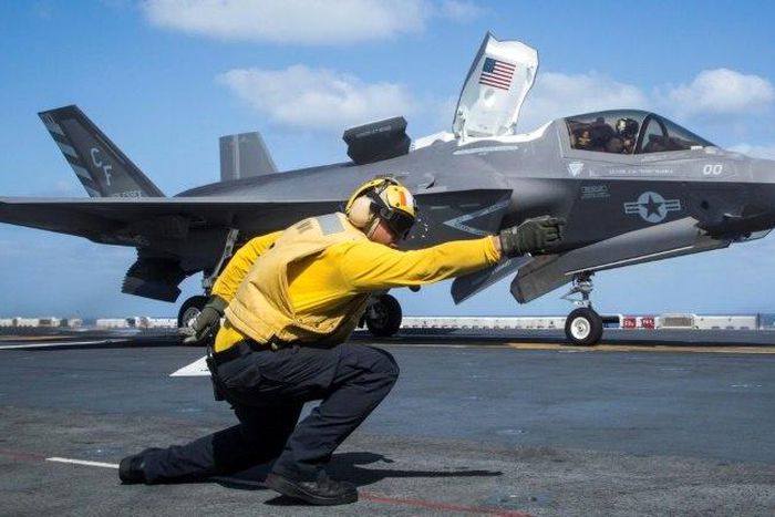 An F-35B Lightning II from the amphibious assault ship USS Essex