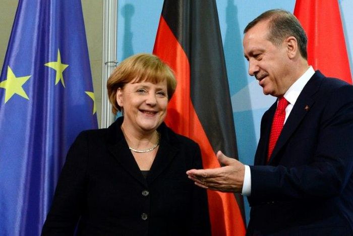 German Chancellor Angela Merkel will meet Turkish President Recep Tayyip Erdogan after a series of sharp exchanges between the two countries