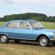 Peugeot 504 arriving Schaffen-Diest 2015 in blue