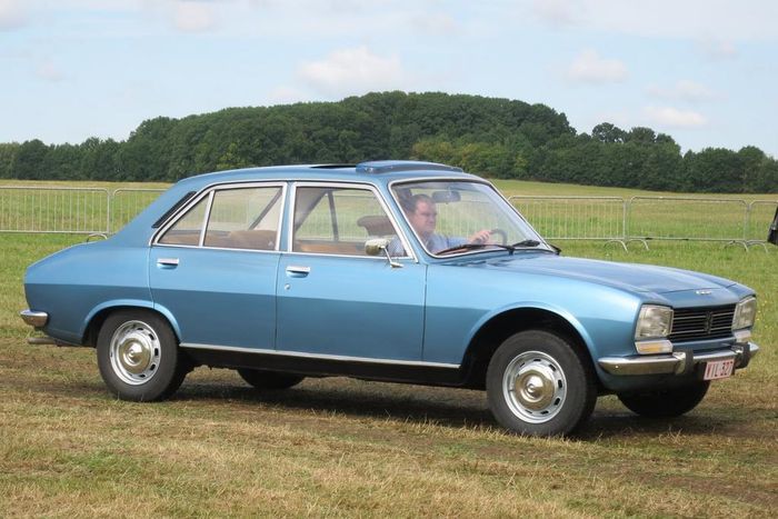 Peugeot 504 arriving Schaffen-Diest 2015 in blue