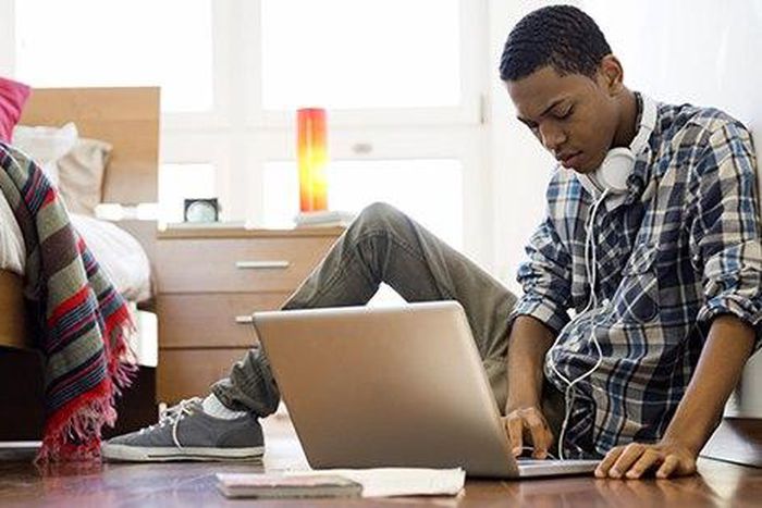 Students can make money online in many ways.