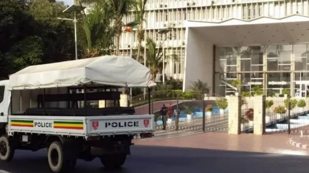 Loi interprétative de l'amnistie : l'assemblée quadrillée, Dakar barricadée
