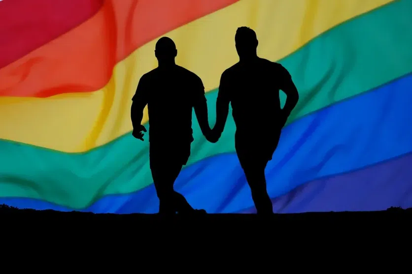 Un couple gay surpris sur l'esplanade de la mosquée de la Divinité