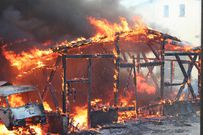 Incendie à Sandaga : le toit en feu s'écroule sur un sapeur-pompier