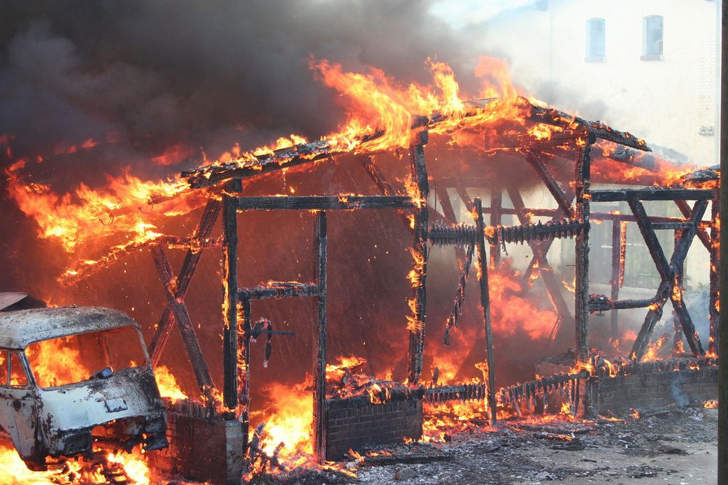 Incendie à Sandaga : le toit en feu s'écroule sur un sapeur-pompier
