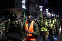 Une retraite aux flambeaux vire en incendie, des militaires brûlés