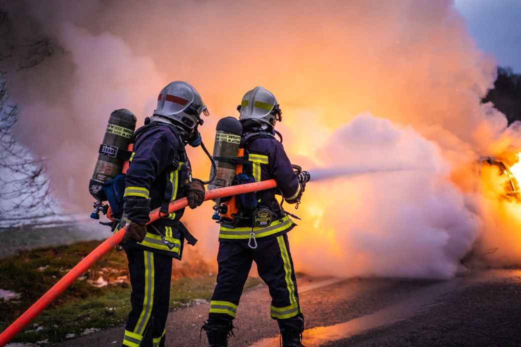 Incendie à Sandaga : le toit en feu s'écroule sur un sapeur-pompier