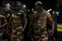 Une retraite aux flambeaux vire en incendie, des militaires brûlés