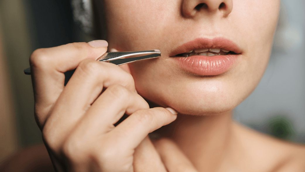 Moustache chez la femme : épilation ou décoloration ?