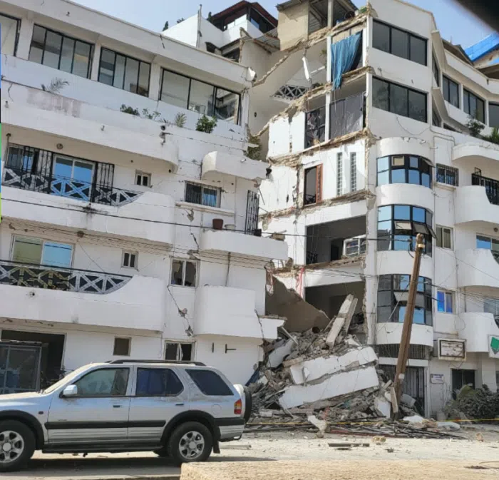 Effondrement d’un immeuble à Ngor : deux personnes toujours coincées sous les décombres