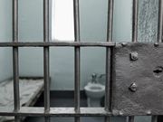 Refusant de retourner en prison, le charretier se cogne la tête contre les grilles de sa cellule