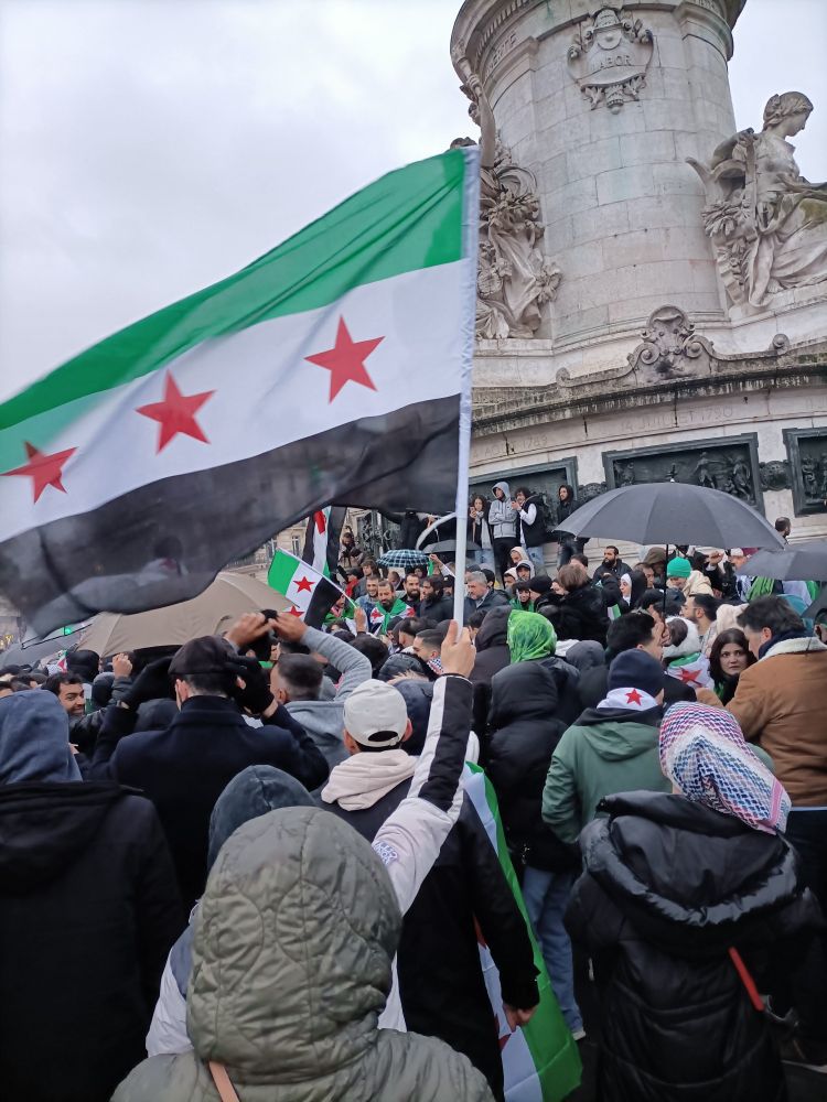 Syrie : Bachar al-Assad en fuite, sa résidence pillée